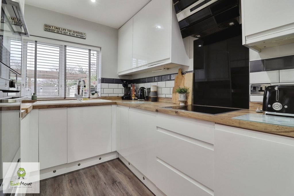 Property photo 3 of 15 Kitchen - Ewemove Cannock