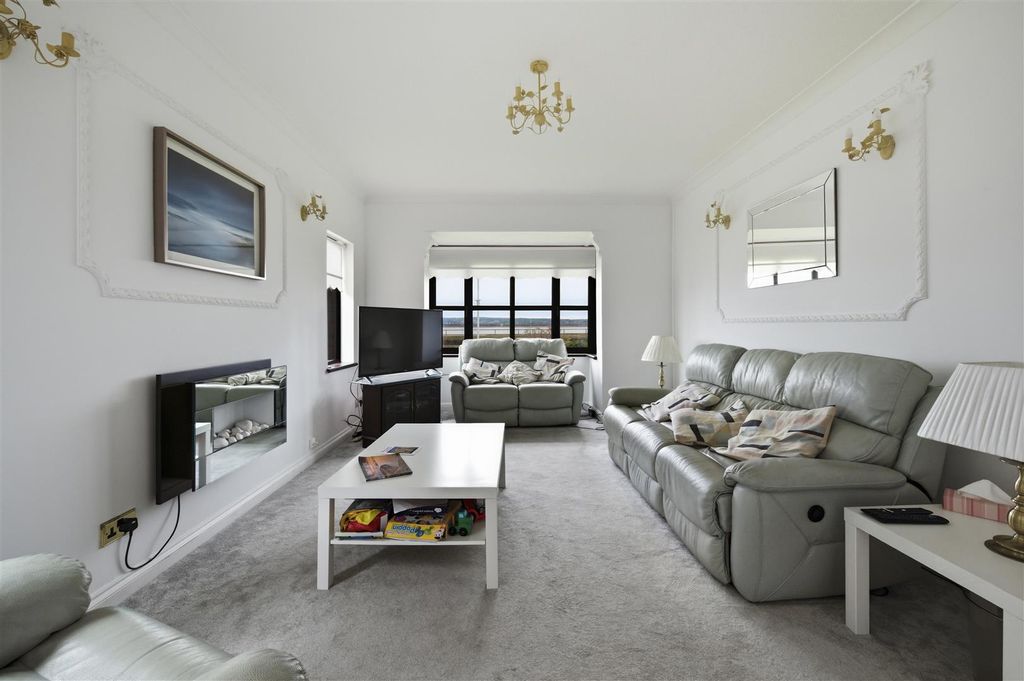 Property photo 2 of 33 Lounge