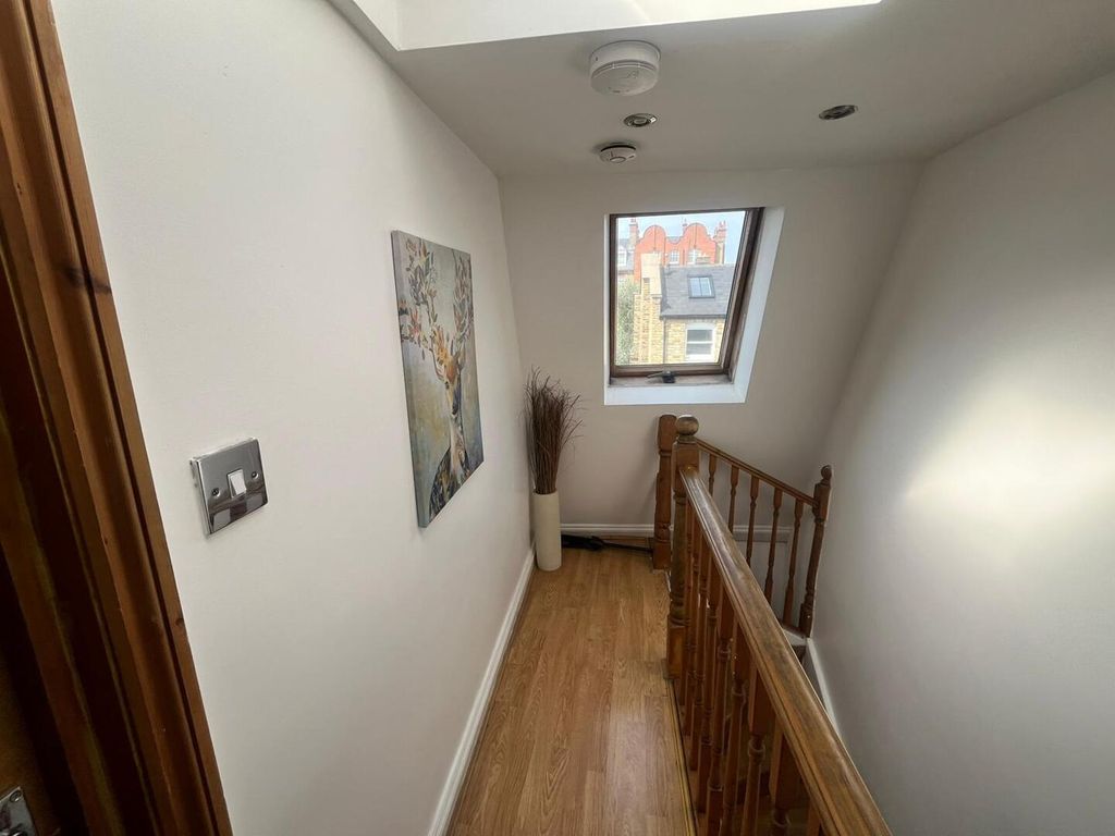 Property photo 3 of 5 Landing