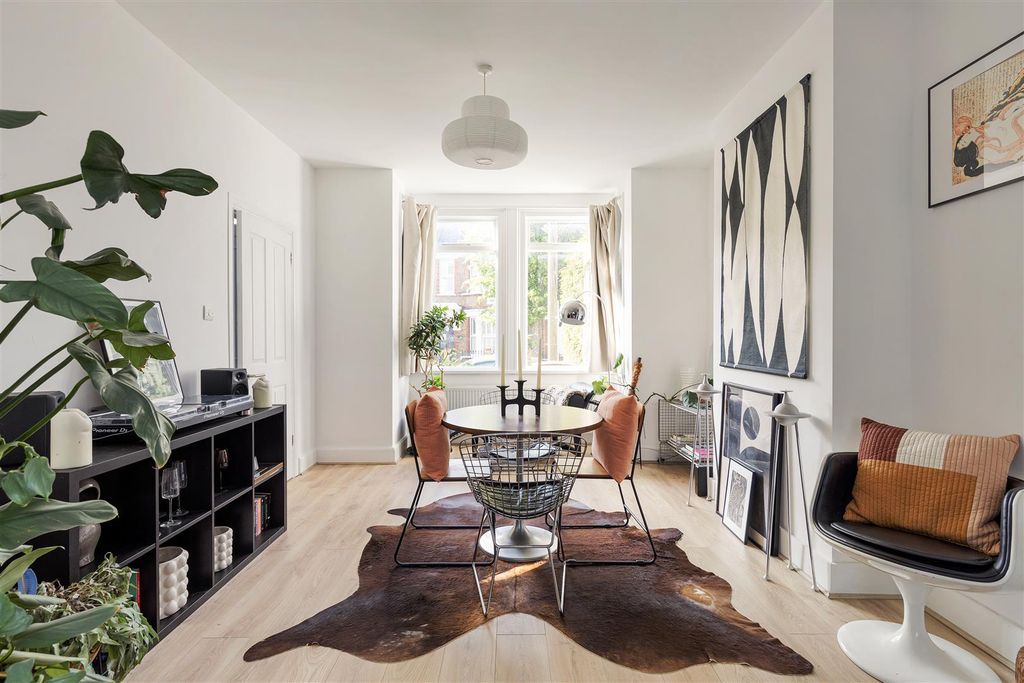 Property photo 2 of 24 Silverdale Road, E4