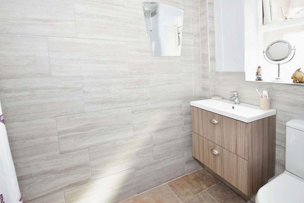 Property photo 3 of 22 Or Shower Room.Jpg