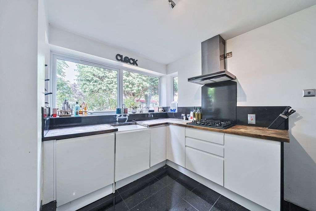 Property photo 2 of 18 1335243-12-689246...