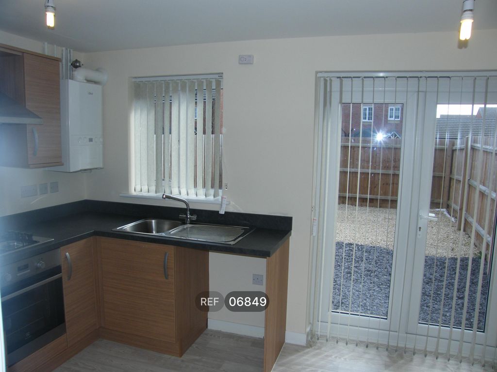 Property photo 3 of 10 Kitchen