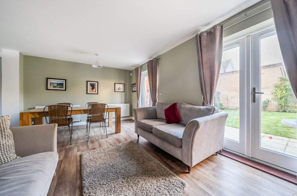 Property photo 2 of 23 1387900-8-693Fe57...