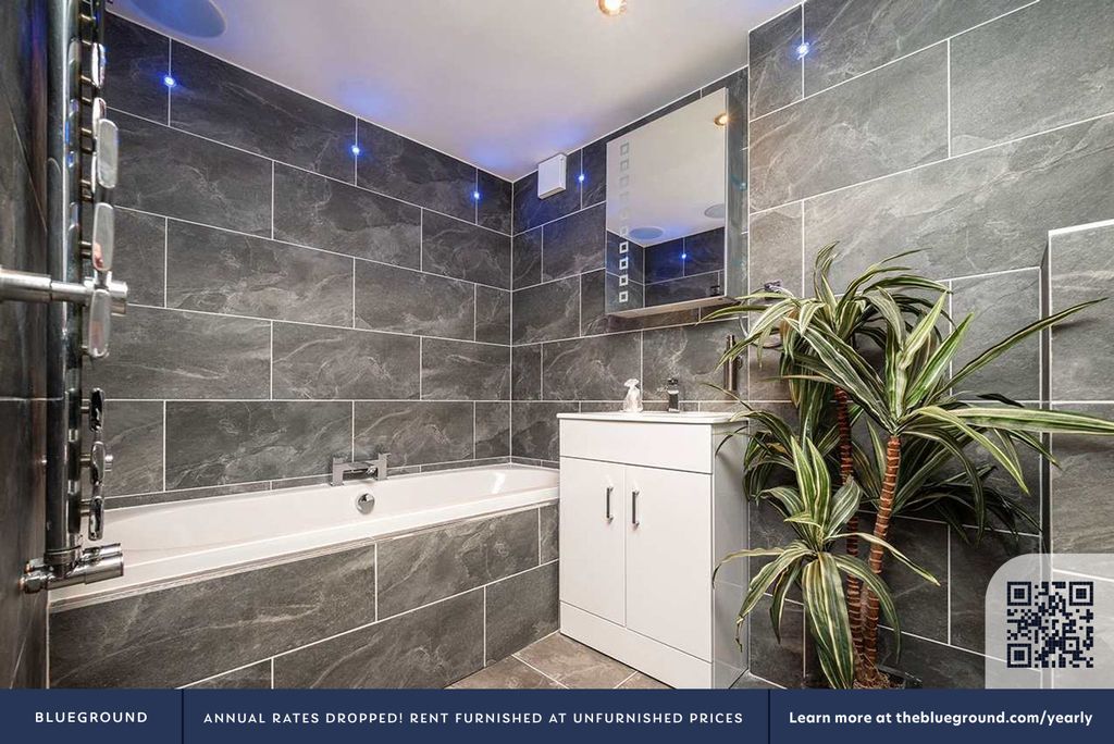 Property photo 3 of 19 Bathroom