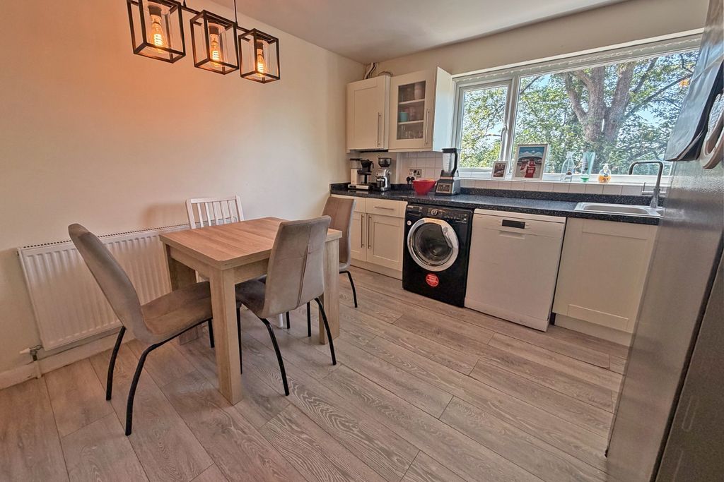 Property photo 3 of 11 5204324