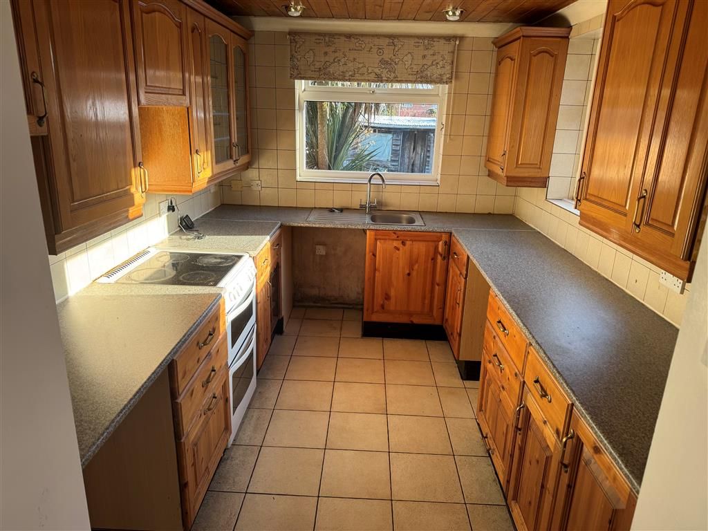 Property photo 2 of 10 Kitchen