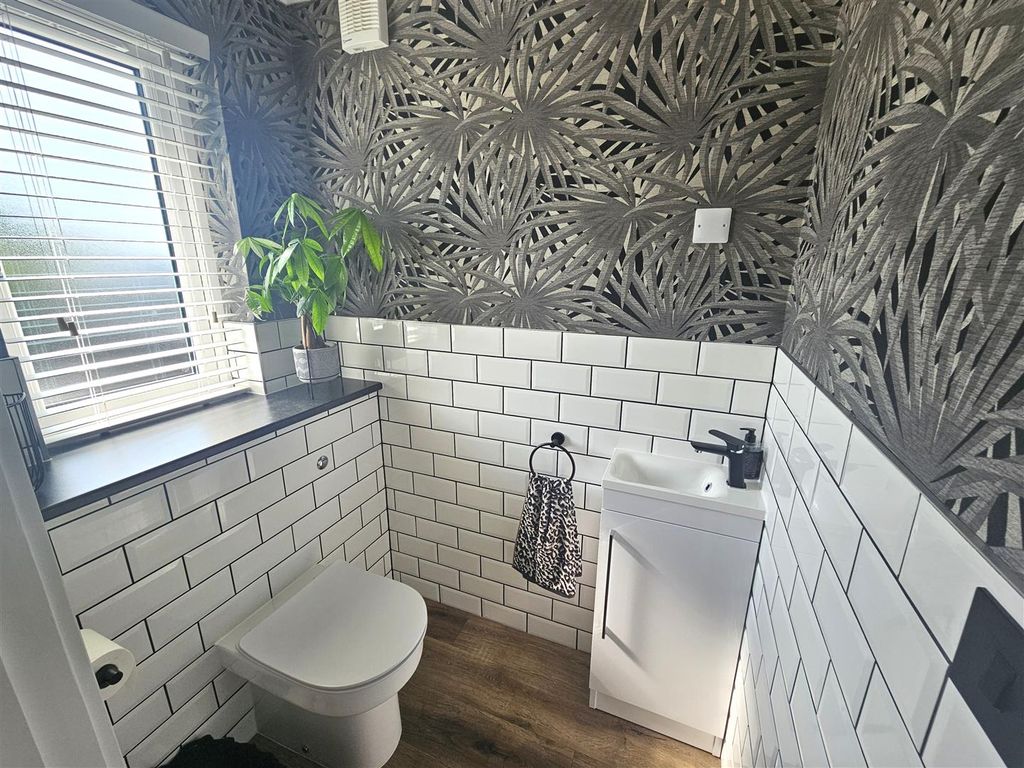 Property photo 3 of 23 Cloakroom.Jpg