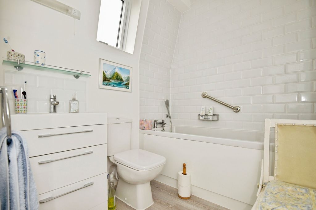 Property photo 3 of 14 Bathroom