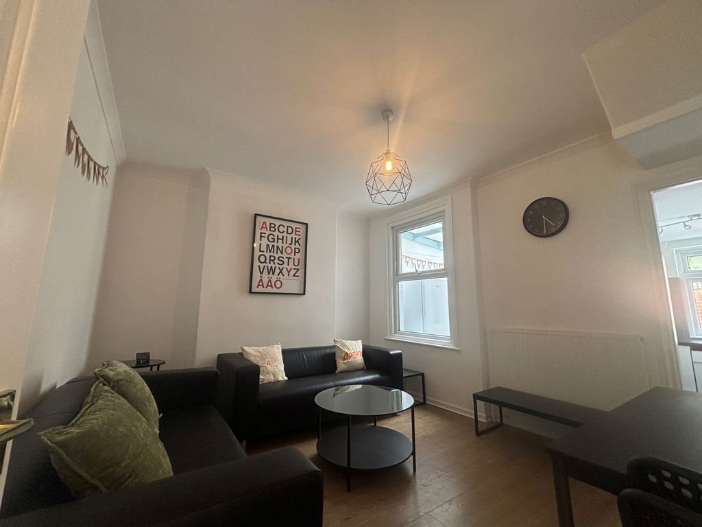 Property photo 3 of 12 Lounge