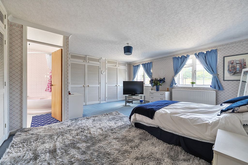 Property photo 3 of 25 Bedroom