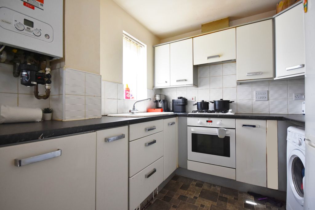 Property photo 2 of 7 Kitchen