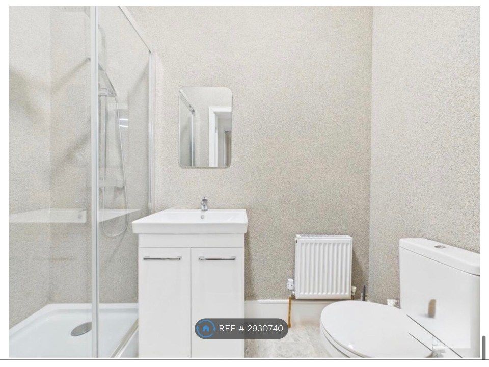 Property photo 2 of 8 En-Suite Bathroom