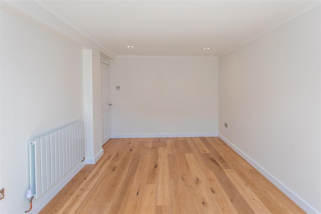 Property photo 3 of 8 Reception