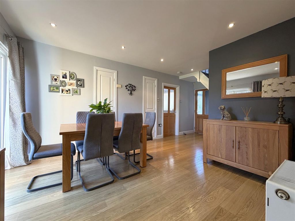 Property photo 2 of 20 Large Sitting/Dining Room 763