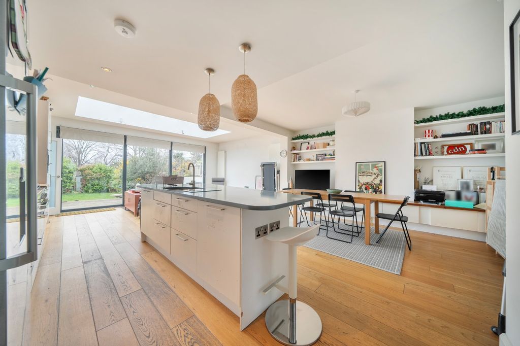 Property photo 2 of 34 Picture No. 25