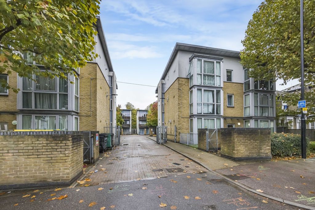 Property photo 3 of 14 18  Kinglet Close  -014