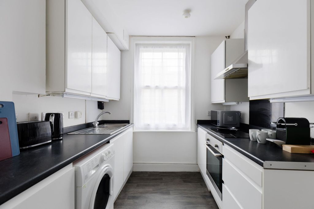 Property photo 2 of 31