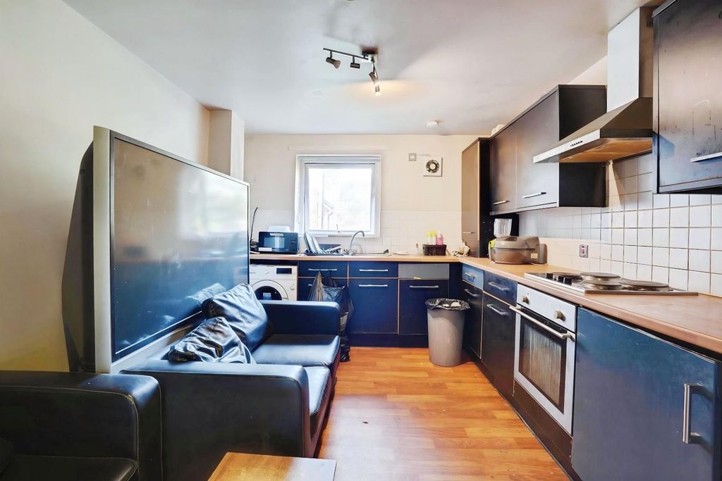 Property photo 1 of 9 Kitchen