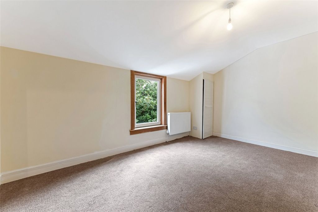 Property photo 2 of 11 Living/Dining Room