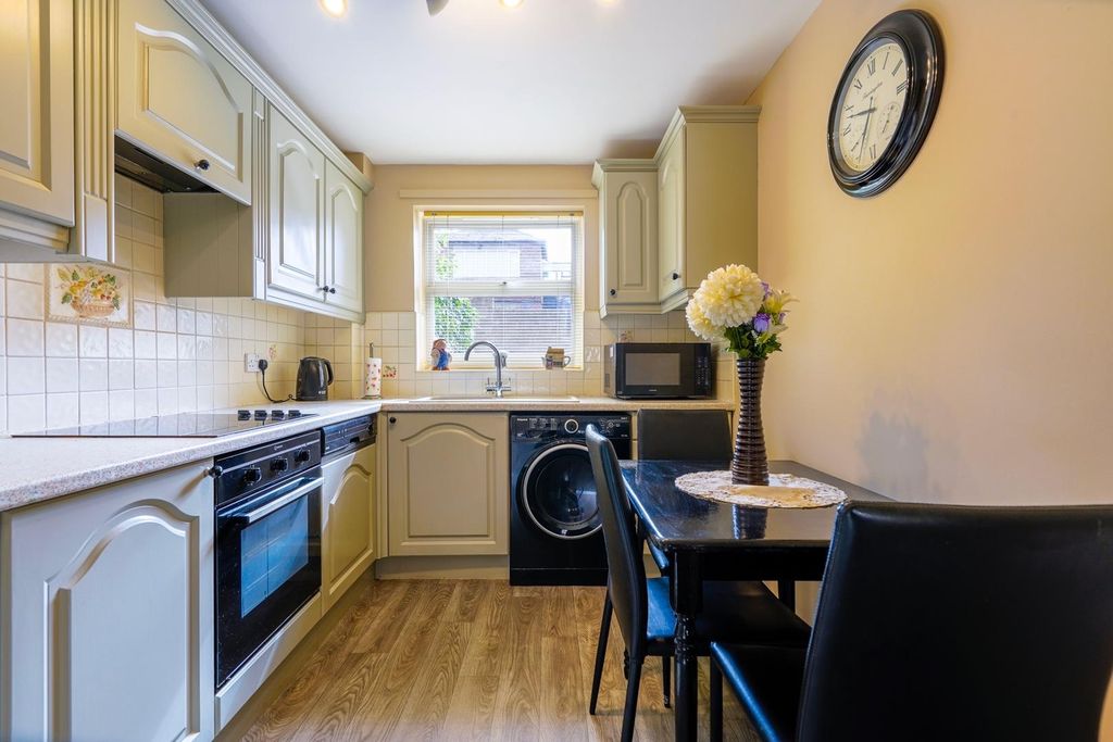 Property photo 3 of 7 Kitchen