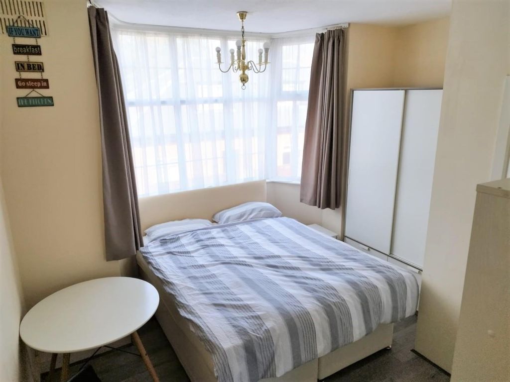 Property photo 3 of 8 Bed 1.Jpg