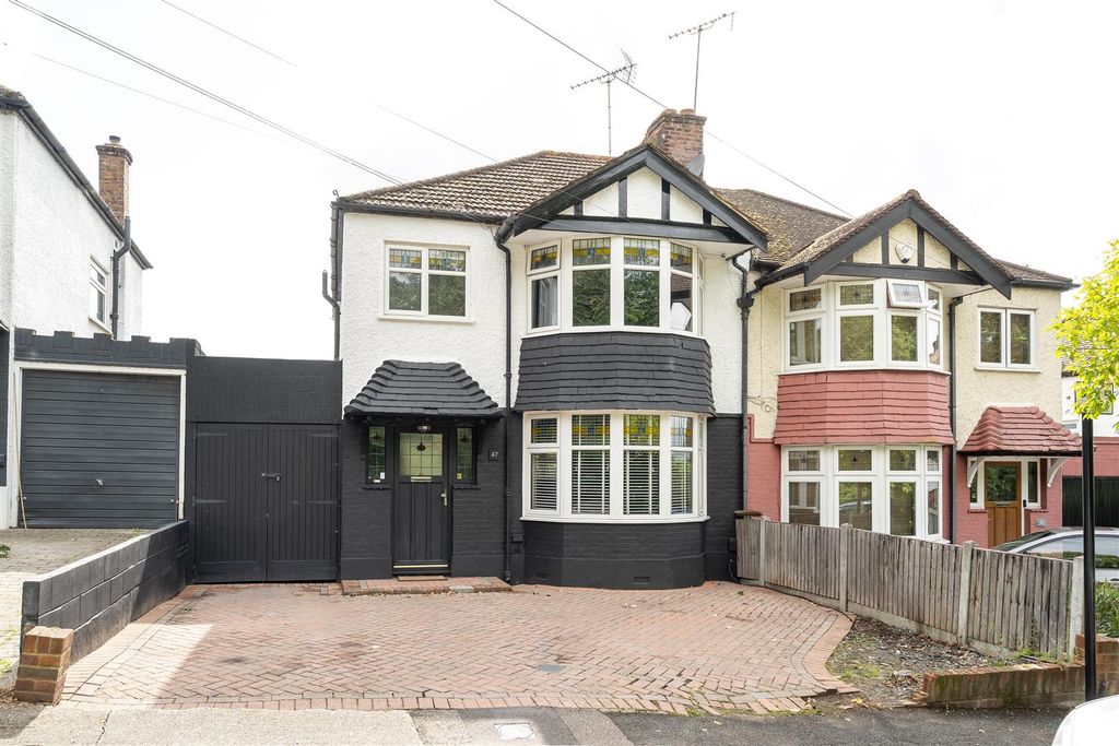 Property photo 1 of 42 Beacontree Avenue, E17