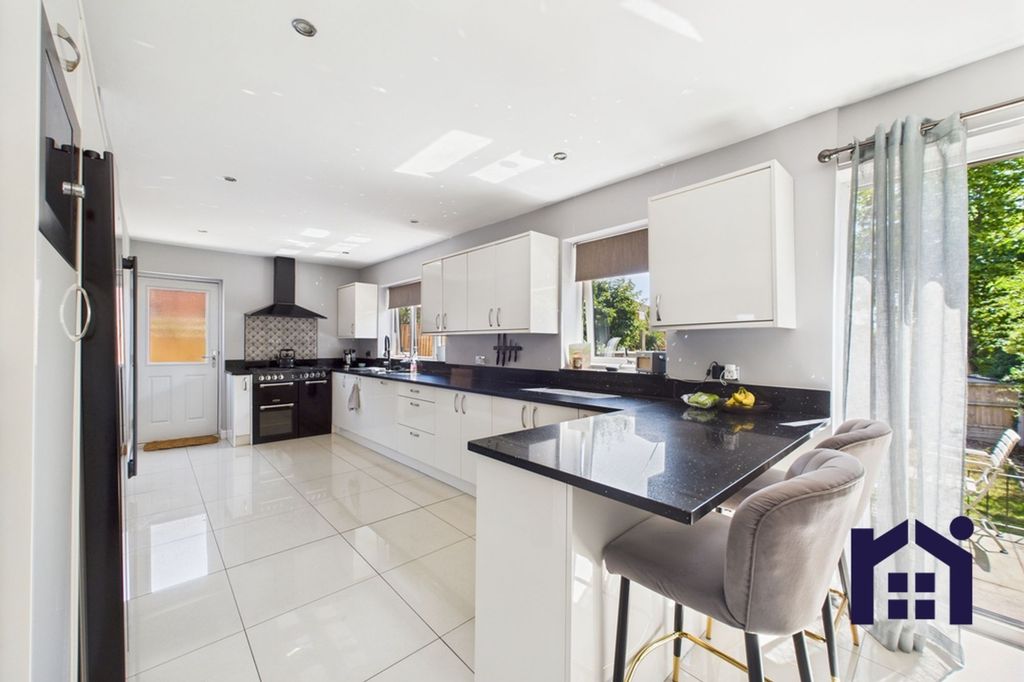 Property photo 3 of 27 Dining Kitchen