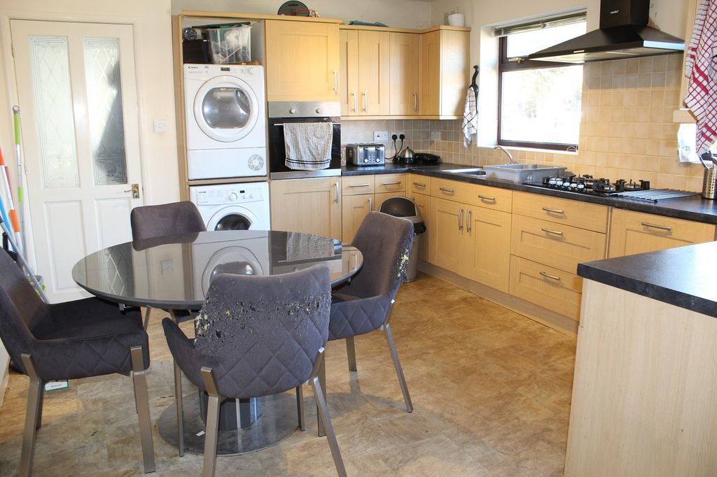 Property photo 3 of 10 Fitted Kitchen Picture 2