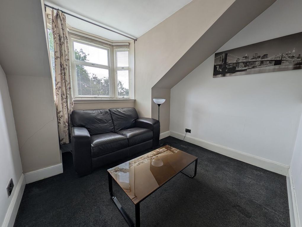 Property photo 1 of 7 Living Room