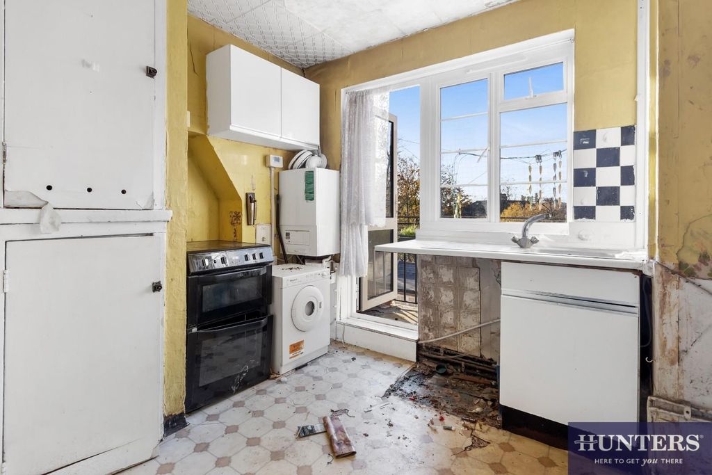 Property photo 2 of 8 Kitchen