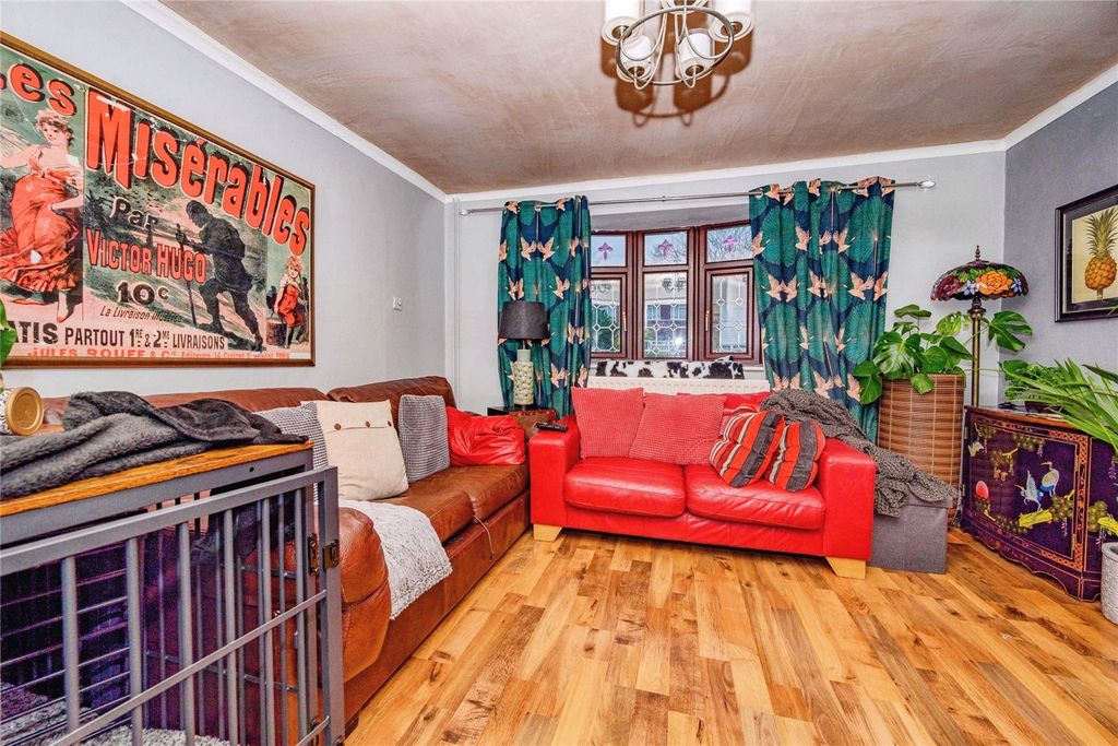 Property photo 3 of 13 Lounge