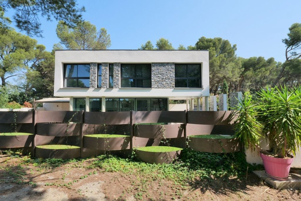 Property photo 1 of 10 Architect-Designed House With Swimming Pool Near The Center Of Salon-De-Provence