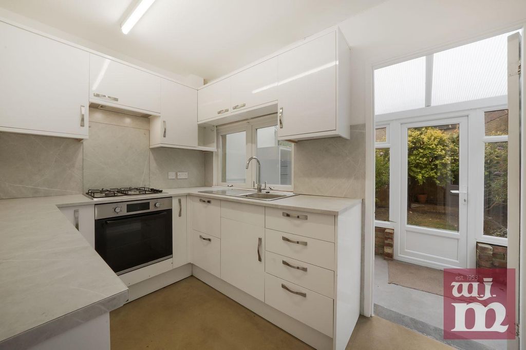 Property photo 3 of 11 Kitchen