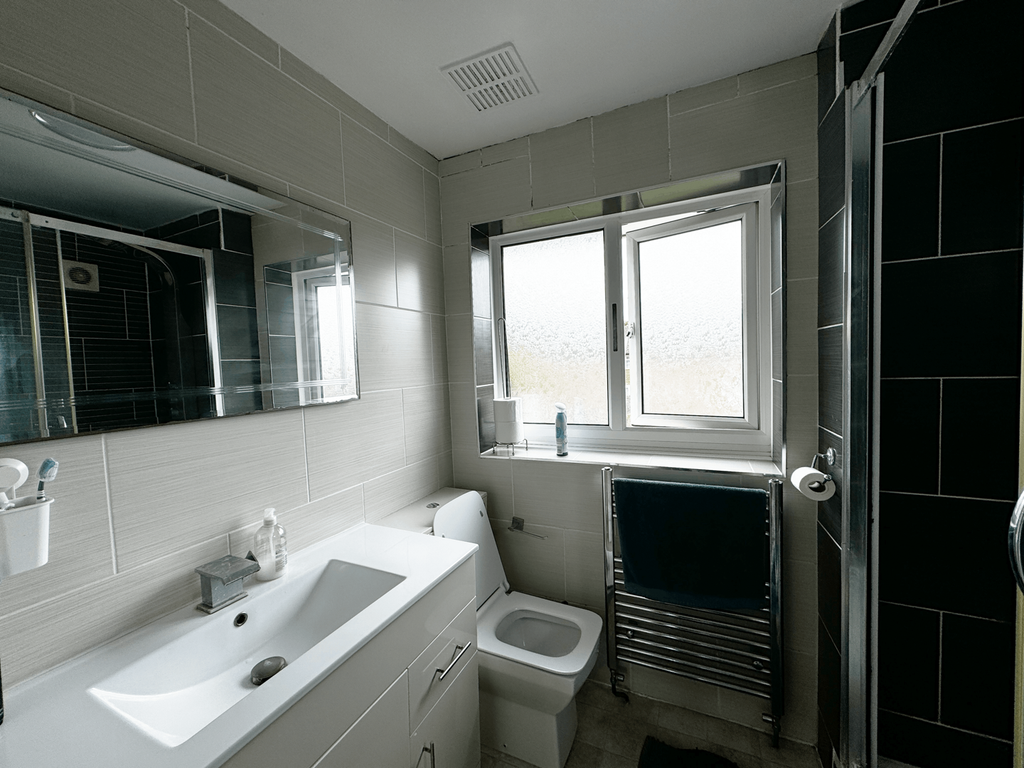 Property photo 2 of 10 Bathroom