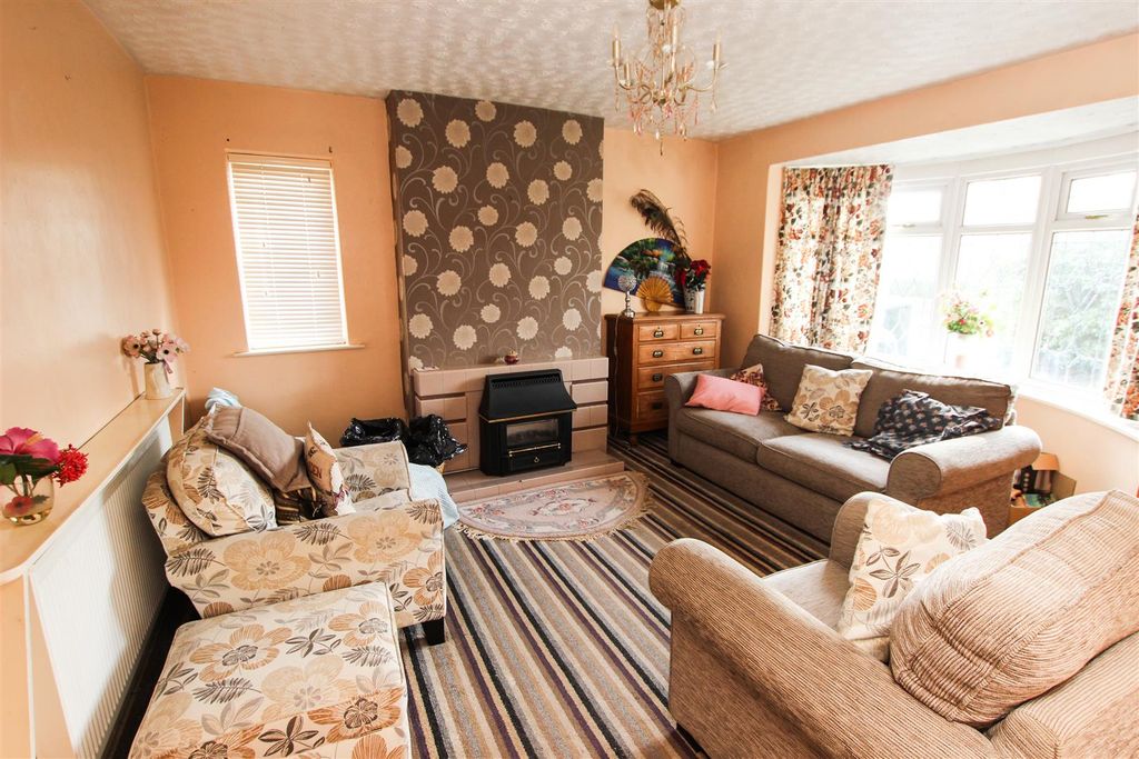 Property photo 3 of 12 Lounge