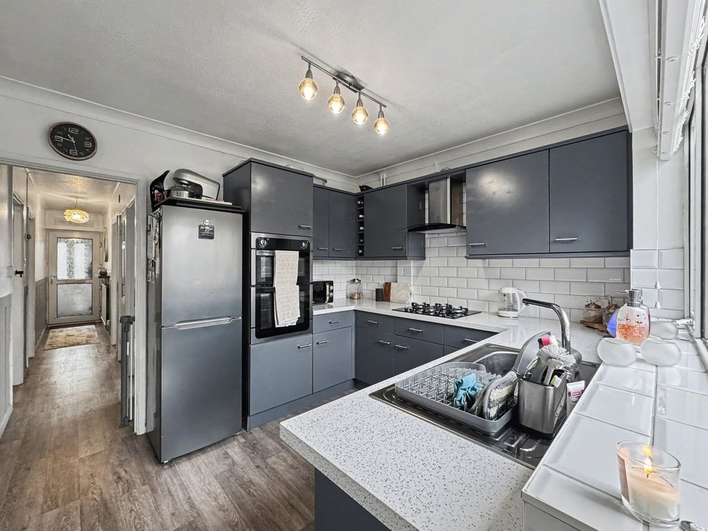 Property photo 2 of 33