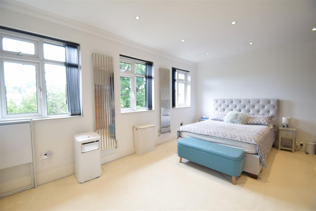 Property photo 2 of 11 Bedroom