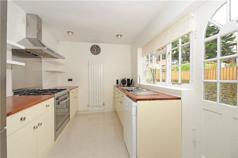 Property photo 3 of 10 Kitchen