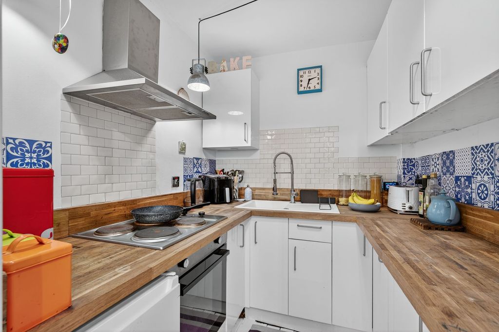 Property photo 2 of 33