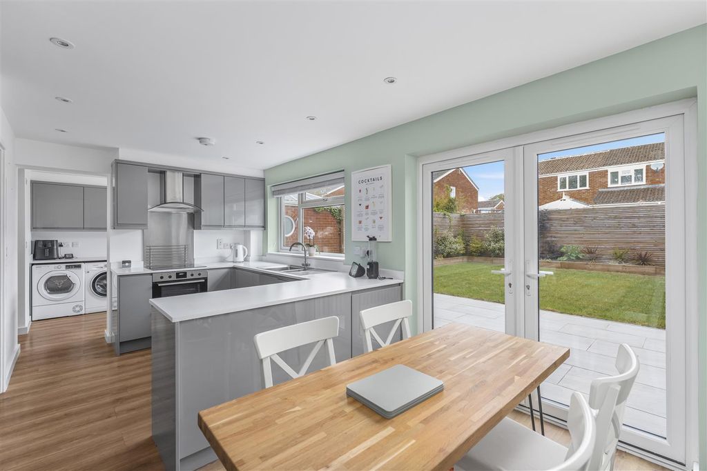 Property photo 2 of 13 69 Chatsworth Drive, Banbury-10.Jpg