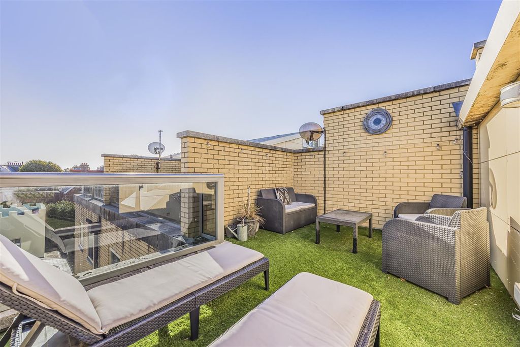 Property photo 3 of 30 10 Admiral Square, Nelson Road, Southsea-Porticoma