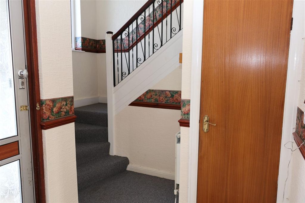 Property photo 2 of 12 Hallway