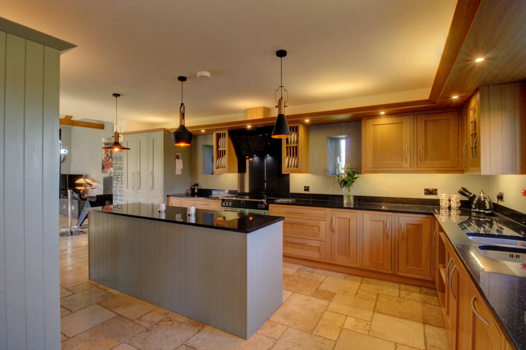 Property photo 2 of 23 6Kitchen 2