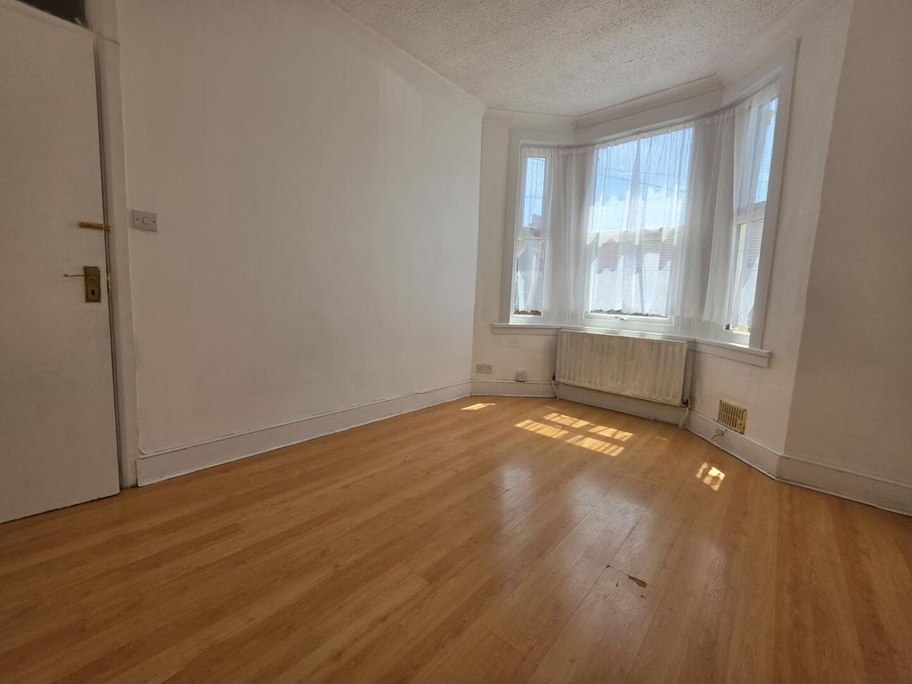 Property photo 1 of 7 Living Room