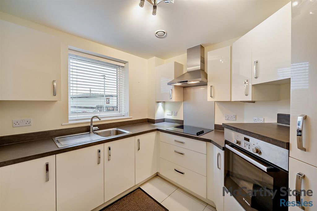 Property photo 2 of 17 Kitchen: