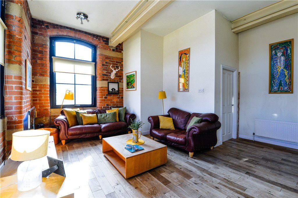 Property photo 3 of 16 Lounge