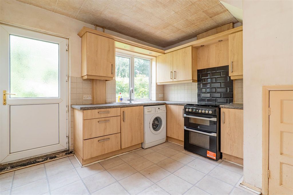 Property photo 3 of 18 Kitchen