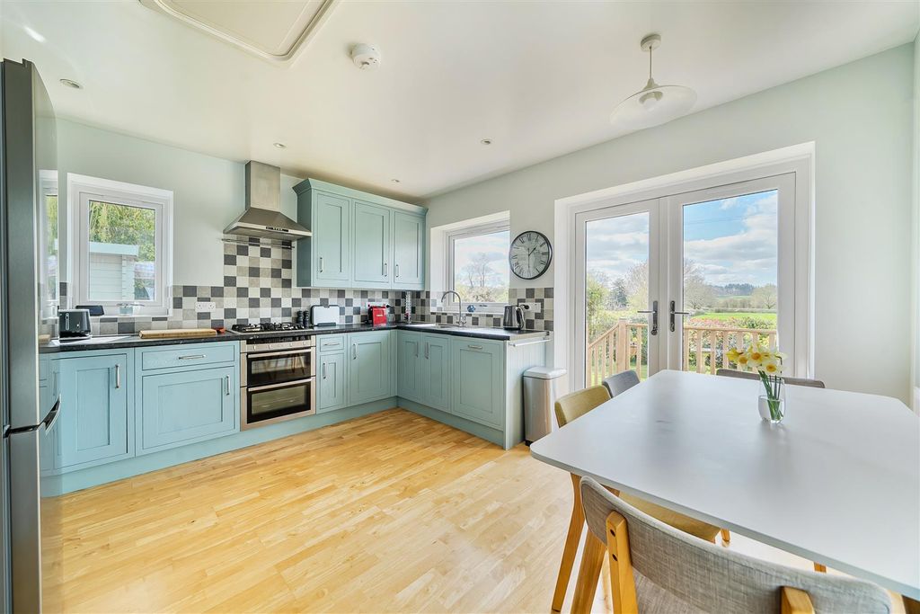 Property photo 3 of 23 Kitchen/Dining Room