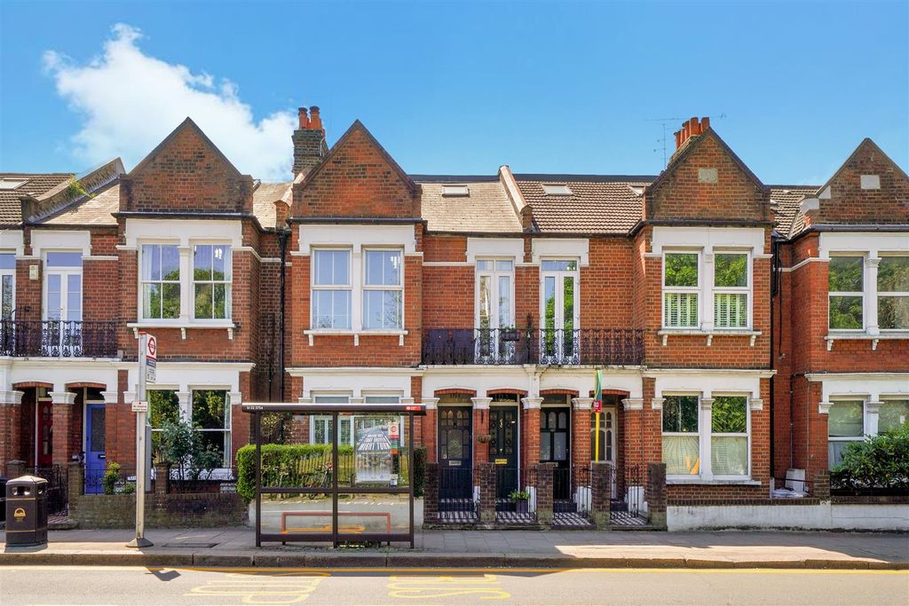 Property photo 1 of 17 Putney Bridge Road